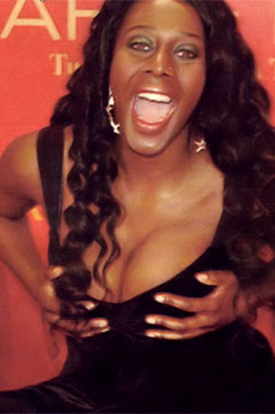 Sylvie Lubamba, prorompente come sempre!