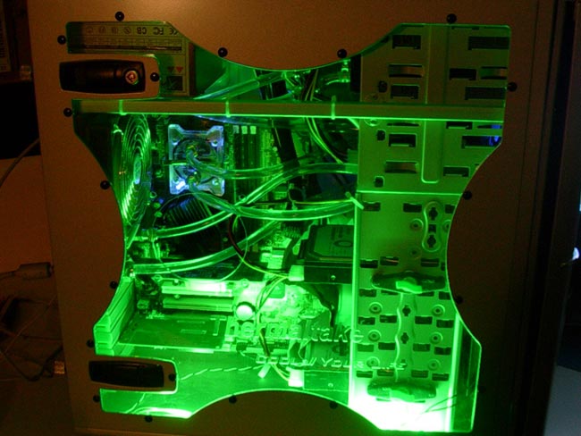 Computer con impianto di raffreddamento a liquido acceso