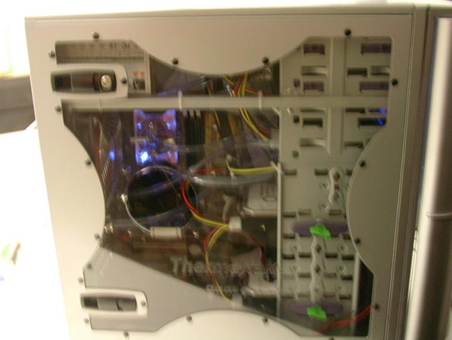 Computer con impianto di raffreddameno a liquido spento