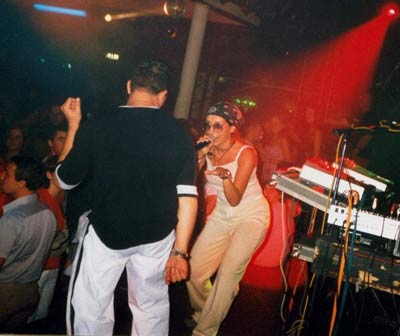 Francesca milani all'opera in discoteca